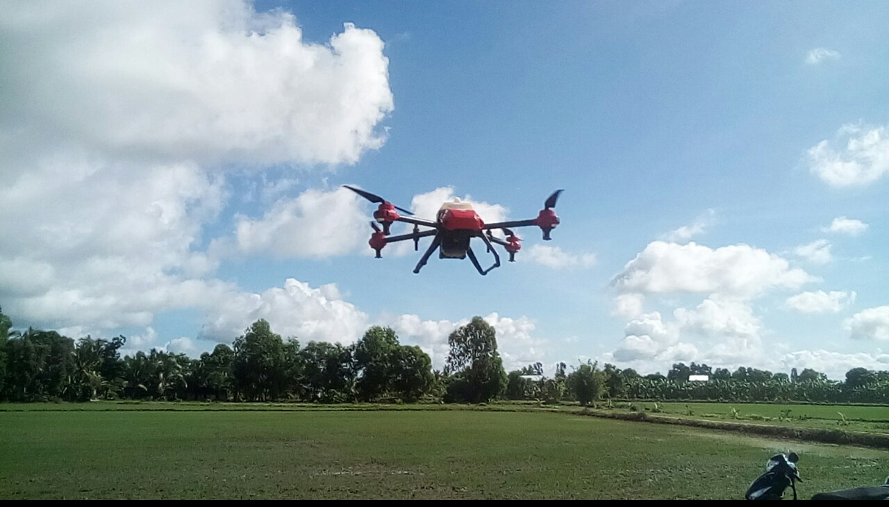 Mô hình máy bay không người lái phun xịt thuốc bảo vệ thực vật trên đồng ấp Vĩnh Lợi, xã Vĩnh Điều, huyện Giang Thành (tỉnh Kiên Giang).