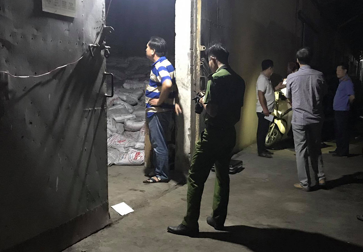 Sập kho phân bón đè chết người