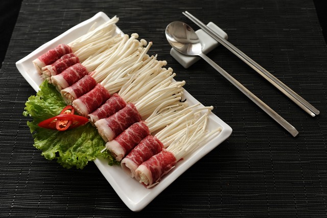 Nấm kim châm được dùng nhiều trong các món nướng, lẩu