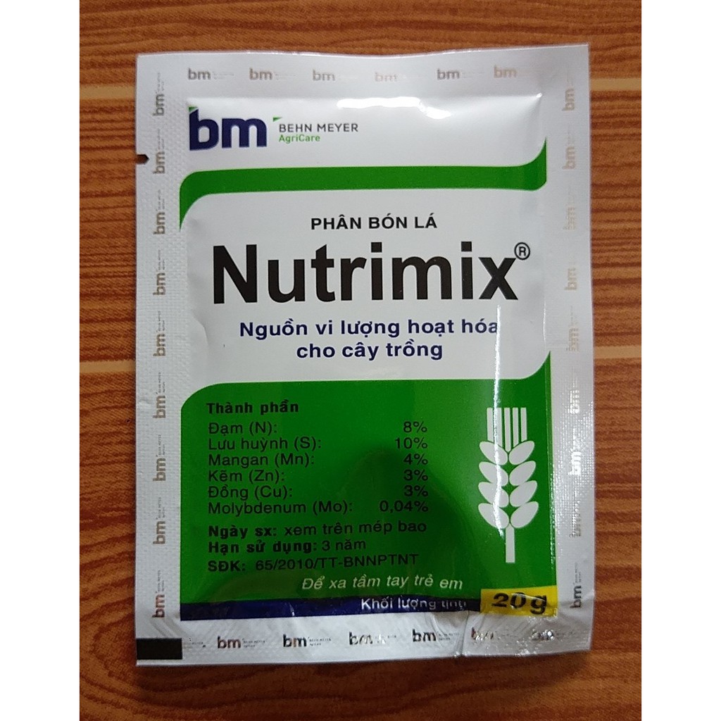 Bón phân cho hoa mai