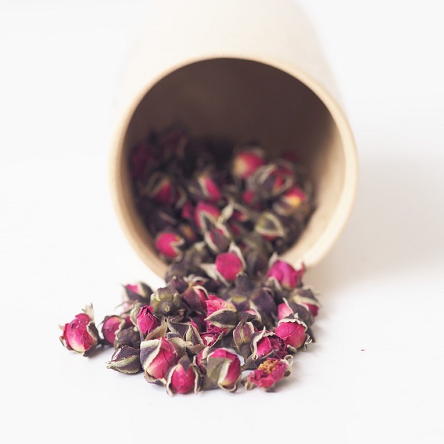 Nụ hoa hồng sau khi sấy khô cần được bảo quản trong lọ thủy tinh kín gió