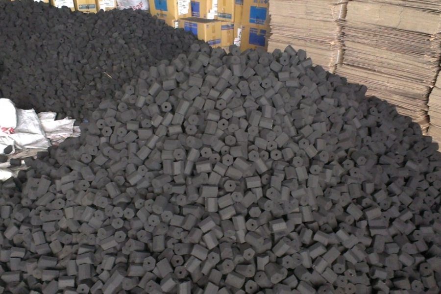 Than củi - Giá thể trồng hoa lan có giá thành rẻ