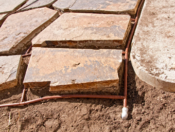 Tưới nhỏ giọt cho thảm cỏ sân vườn