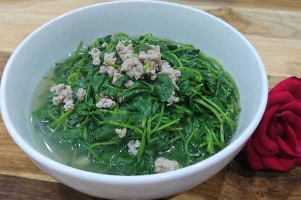 Giải nhiệt bằng canh rau má nấu tôm